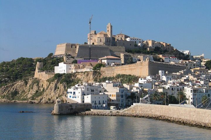 Segundo as investigações, ela havia chegado à ilha no dia anterior e foi encontrada morta na manhã seguinte.