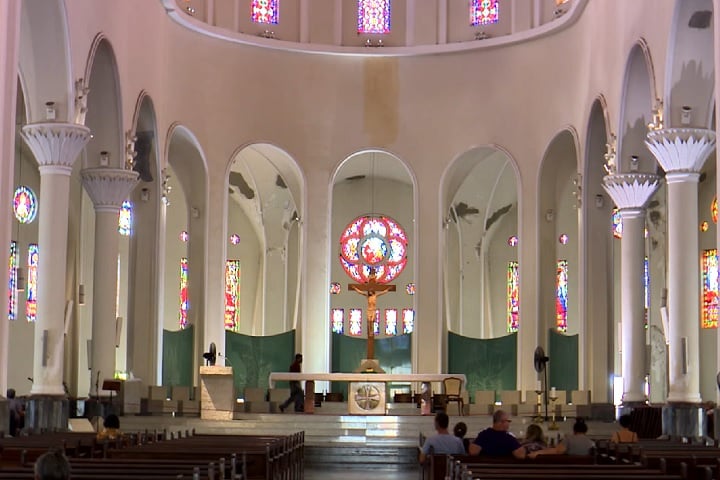 No entanto, especialistas e a própria prática da Igreja no Brasil indicam que essa recomendação não é uma proibição ou impedimento. 