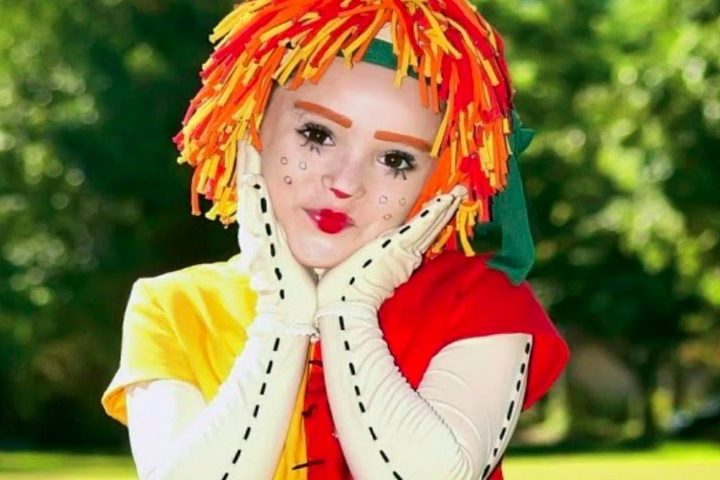 Ela se tornou nacionalmente conhecida ao interpretar a personagem Emília na adaptação de Sítio do Picapau Amarelo, exibida pela TV Globo de 2001 a 2006.