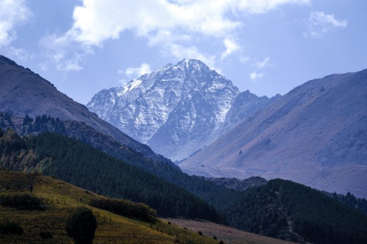 É impossível fazer isso manualmente, apenas de helicóptero, mas no Quirguistão não há helicópteros capazes de realizar essa operação, acrescentou.
