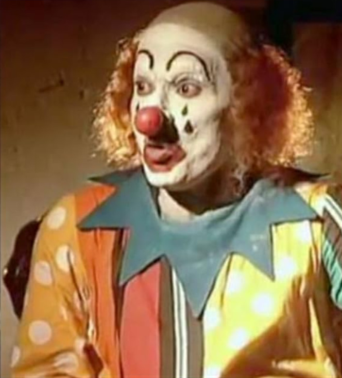 Em 1998, surgiu uma versão indiana para a TV, intitulada Woh, que adaptou a trama ao contexto local.
