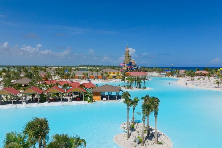 Dois turistas dos Estados Unidos morreram em circunstâncias distintas em um resort de luxo da Carnival Cruise Line, localizado nas Bahamas.