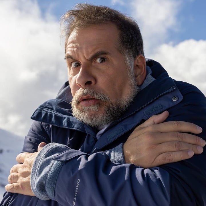 Leandro Hassum nasceu em Niterói, no Rio de Janeiro, no dia 26 de setembro de 1973. Ele é ator, comediante, dublador, roteirista e produtor.