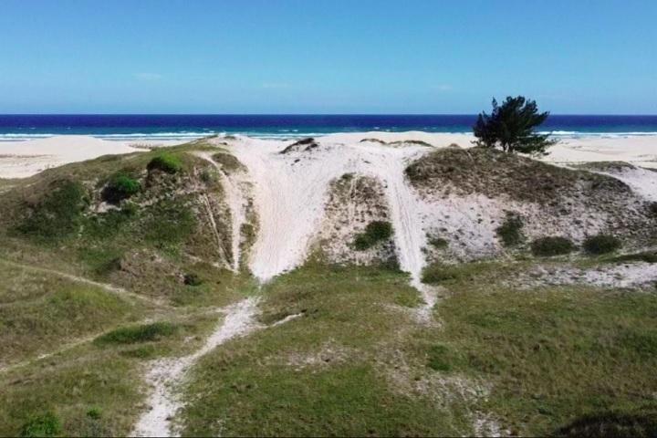 Um monumento arqueológico localizado em Jaguaruna, no litoral sul de Santa Catarina, chama a atenção por sua importância cultural e histórica.
