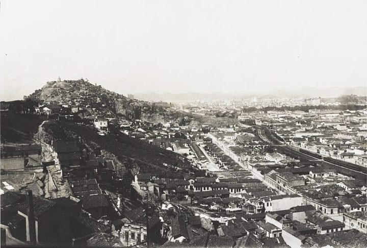 Sua história remonta ao fim do século 19, quando soldados que retornavam da Guerra de Canudos, em 1897, sem receber a prometida moradia do governo, começaram a ocupar a área próxima ao centro.