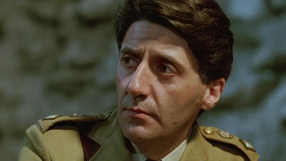 Tom Conti é um ator escocês, nascido em 1941, conhecido por sua versatilidade no cinema, teatro e televisão. Ele conquistou destaque internacional ao vencer o Tony e o Laurence Olivier Awards por Whose Life Is It Anyway?.
