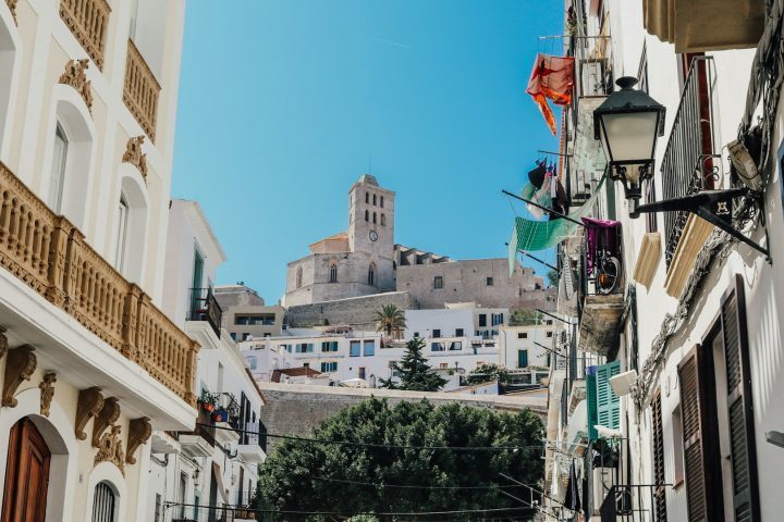 A ilha é acessível por voos e balsas, principalmente a partir de Barcelona e Valência.