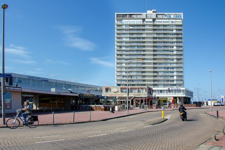 Moradores de uma pequena cidade costeira da Holanda criaram uma estratégia para reduzir o turismo excessivo durante os fins de semana.