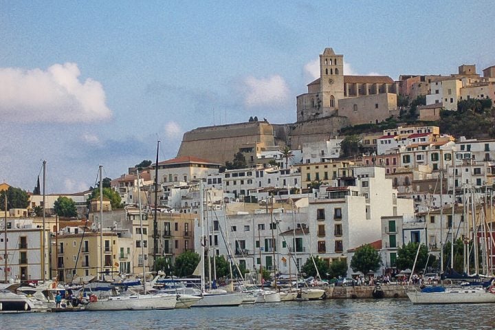 Lucca tinha 26 anos e estava de férias na ilha quando sofreu a queda. As circunstâncias do acidente ainda estão sob investigação.