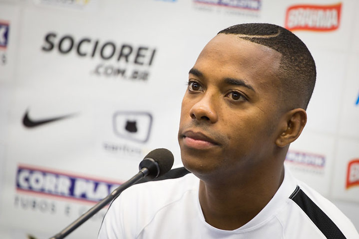 Um trecho por exemplo, narra a rivalidade entre o ex-jogador Robinho e o empresário pernambucano Thiago Brennand, ambos presos na Penitenciária II de Tremembé.