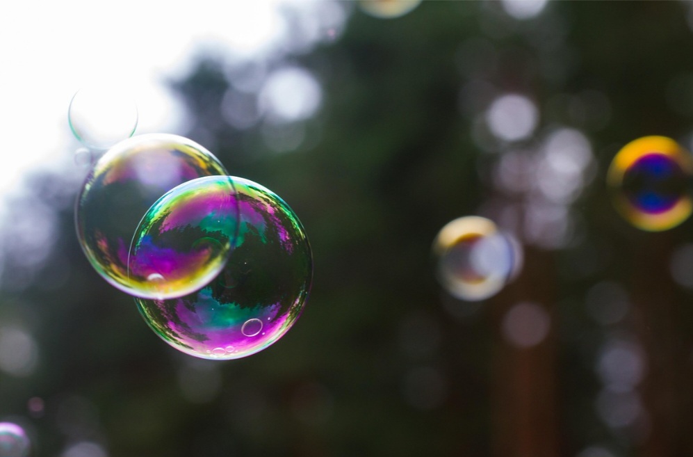 Presente em festas infantis e juninas, as bolhas de sabão fazem a alegria da criançada pelo Brasil e também já foram objeto de estudo científico. Uma brincadeira que ajuda a estimular a   coordenação motora, a respiração e o desenvolvimento da linguagem.