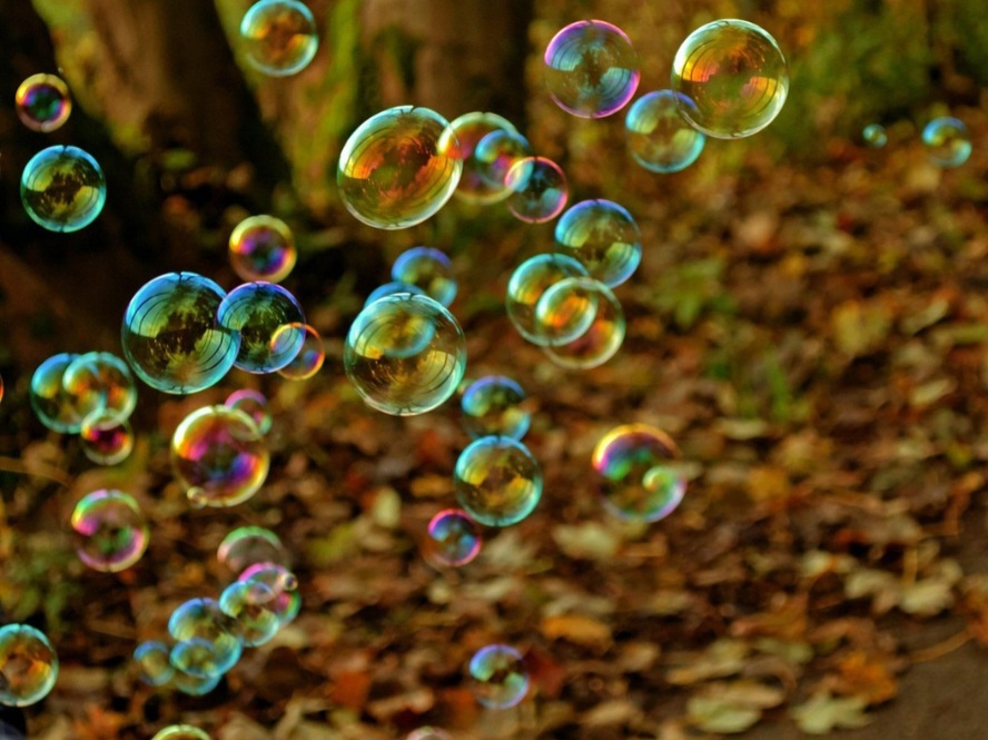 Assim, a brincadeira estimula a coordenação motora, a respiração e o desenvolvimento da linguagem, enquanto os festivais de bolhas gigantes. Elas encantam o público e proporcionam um espetáculo visual e colorido em diversas cidades do país. 