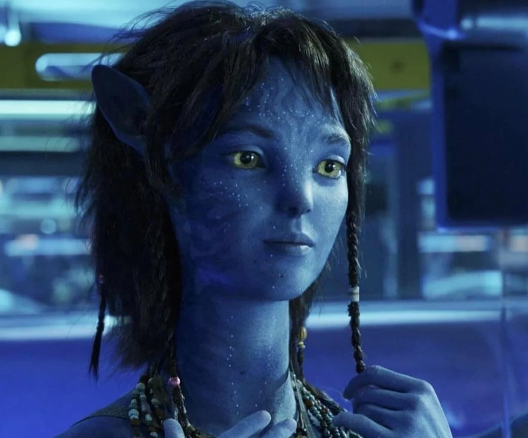 A atriz voltou em Avatar O Caminho de Água, em 2022, como Kiri, e agora retoma esse papel da filha Na'vi adotiva de Jake e Neyriti. 