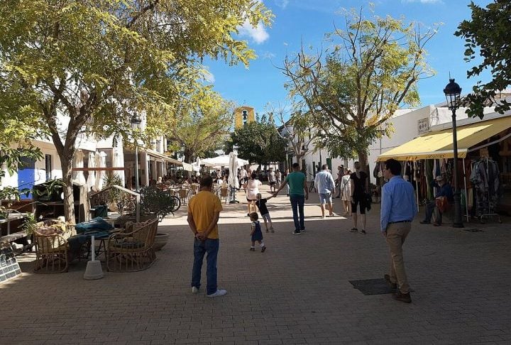 A ilha também é lar de vilarejos encantadores, como Santa Gertrudis de Fruitera, onde é possível encontrar um ambiente mais autêntico.