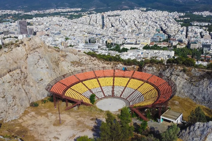 No topo, além da capela, há um teatro ao ar livre que recebe apresentações culturais, principalmente de música. 
