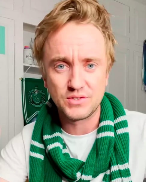 O artista britânico se cadastrou na Cameo e começou a produzir vídeos personalizados para os fãs em 2020, na época da pandemia da Covid. 