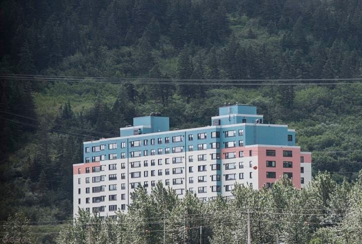 O complexo é composto por três módulos interconectados — cada um com 14 andares —, projetados para suportar ventos fortes e até terremotos.