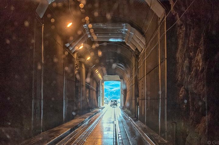 O acesso à cidade é feito principalmente por um túnel ferroviário e rodoviário de 4 km, o Anton Anderson Memorial Tunnel, que é uma das vias mais incomuns do mundo, compartilhada por carros e trens em horários alternados.