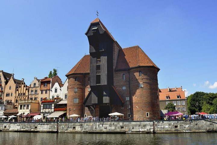 Outro marco icônico é o Żuraw, um antigo guindaste portuário de madeira que hoje abriga um museu marítimo.