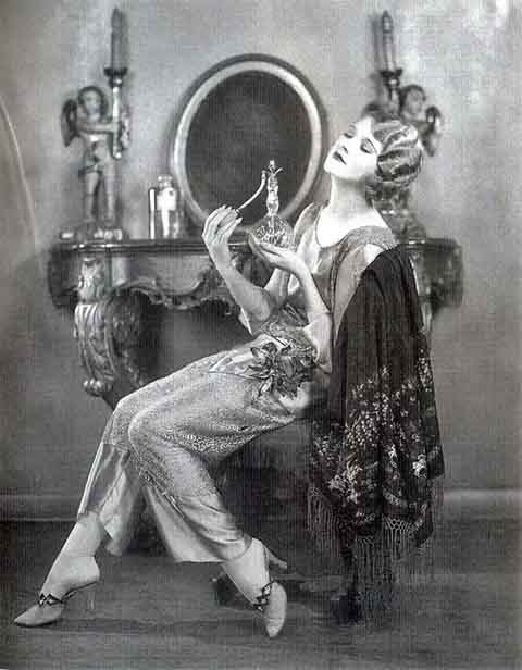 O uso de perfumes também foi estreitamente ligado à ideia de status e prestígio. Desde a Antiguidade, os perfumes eram considerados um símbolo de luxo, reservados para a elite e usados em ocasiões especiais.