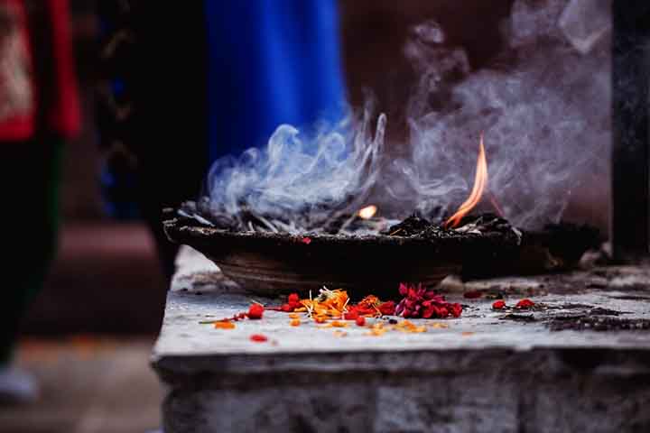 O termo perfume tem suas raízes no latim perfumare, que significa através da fumaça, originando-se de práticas religiosas antigas que envolviam a queima de substâncias aromáticas para atrair os deuses.