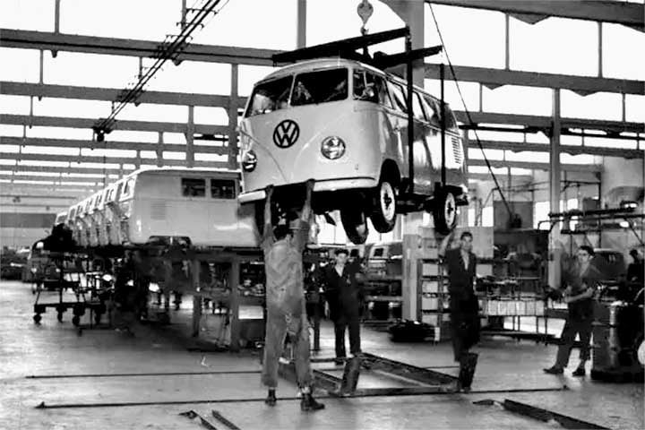 Em 1961, surgiram as versões de seis portas com câmbio sincronizado e 95% de nacionalização.
