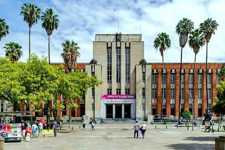 No campo cultural, Medellín abriga instituições importantes, como o Museu de Antioquia, que conta com obras do consagrado artista Fernando Botero. Em frente ao museu, a Plaza Botero reúne esculturas do artista ao ar livre - espaço de convivência que atrai visitantes e moradores.