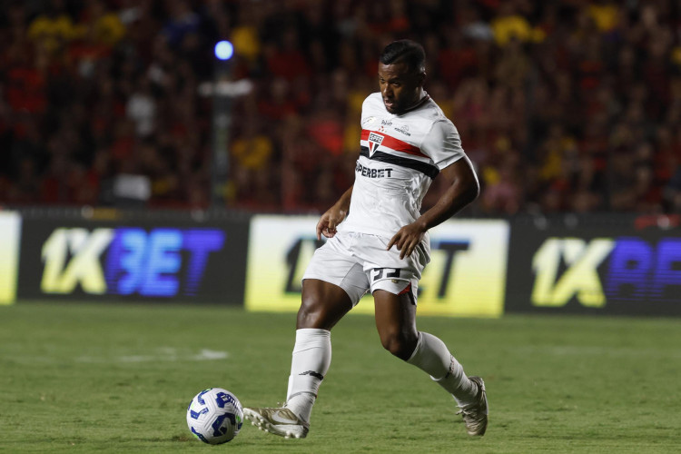 Volante Luan no jogo Sport x São Paulo, na Ilha do Retiro, pelo Campeonato Brasileiro Série A 2025