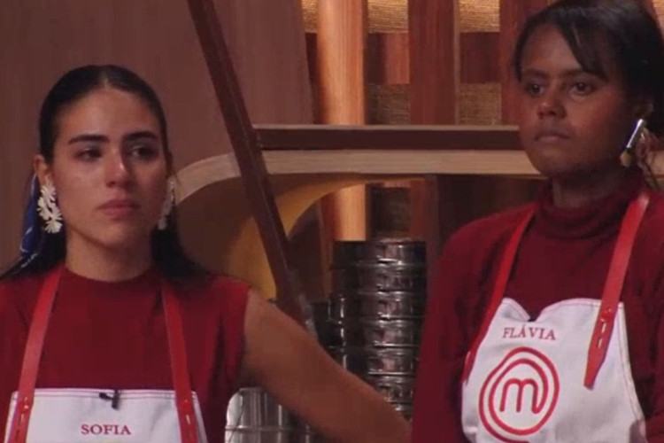 MAsterChef Brasil 2015: Sofia terminou prova chorando e recusou abraço de Flávia. 