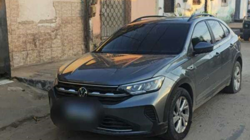 Suspeitos estavam em posse de veículo com queixa de roubo