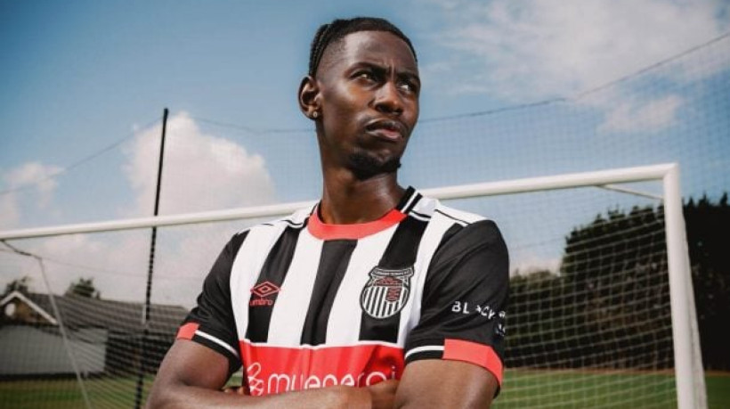 Meia queniano Clarke Oduor não foi inscrito a tempo pelo Grimsby Town. Clube não será eliminado, mas pagará multa pesada