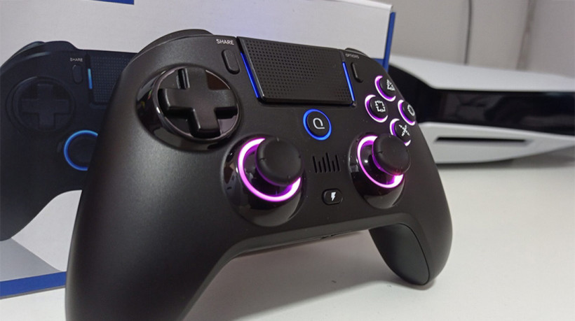 O controle Spark N5 usa iluminação RGB discreta e personalizável e a textura do plástico é agradável ao toque