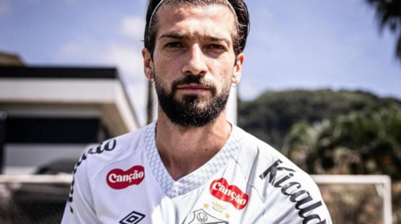 Argentino é emprestado pelo Cruzeiro ao Peixe, assina até julho de 2026 e aponta principais características à torcida