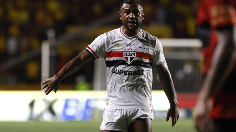 Volante Luan no jogo Sport x São Paulo, na Ilha do Retiro, pelo Campeonato Brasileiro Série A 2025