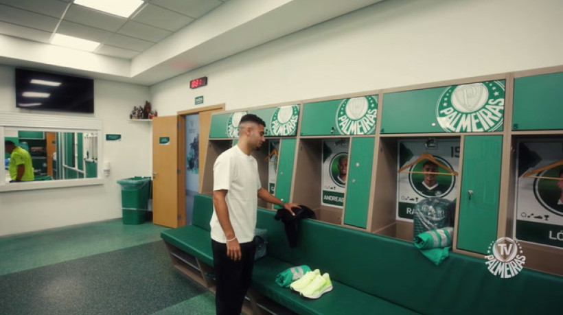 Andreas Pereira conhece a Academia de Futebol e faz avaliações