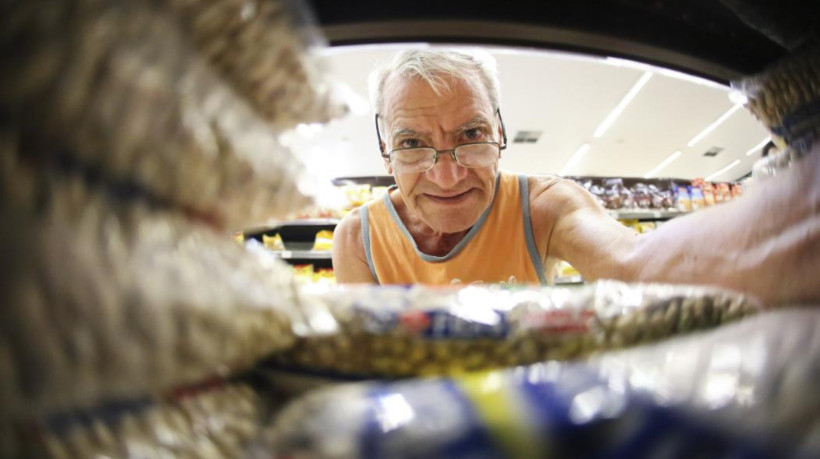 Fiscalização do Decon em Maracanaú constatou preço diferentes entre prateleira e caixa no supermercado Mix Mateus