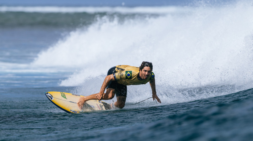 Yago Dora conquistou o t&iacute;tulo mundial ao vencer a etapa de Fiji, nesta segunda-feira, 1&ordm;
