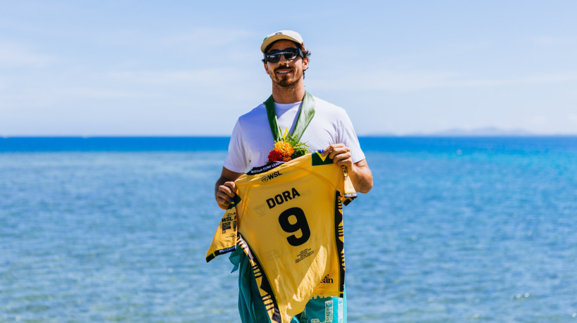 Imagem do surfista brasileiro Yago Dora, atual campeão mundial da WSL de surfe 2025