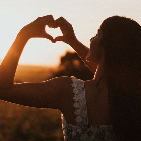 Equilíbrio, coordenação e flexibilidade fazem com que a pessoa fique mais feliz, segura e menos estressada. Ou seja, ajuda no lado emocional e aumenta a autoestima.  