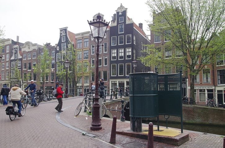 6) Amsterdã, Holanda - Quem caminha pelas ruas de Amsterdã conhece bem esses banheiros públicos que se tornaram símbolos da cidade.