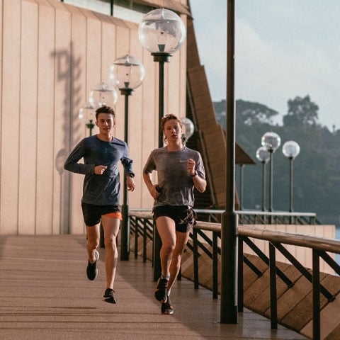 Auxílio para um treino físico - Um fisioterapeuta ajuda a realizar a prática correta e adequada das atividades.