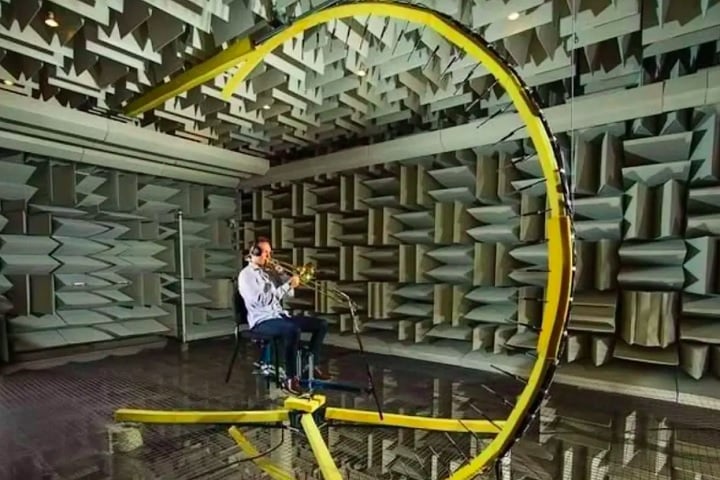 Apesar do impacto psicológico, salas anecoicas como essa são essenciais em diversas áreas, desde a indústria de eletrônicos até a medicina e a aviação. 