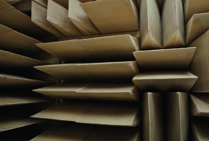 Para isso, as paredes são revestidas com camadas de fibra acústica em forma de cunha, capazes de absorver todo e qualquer som.