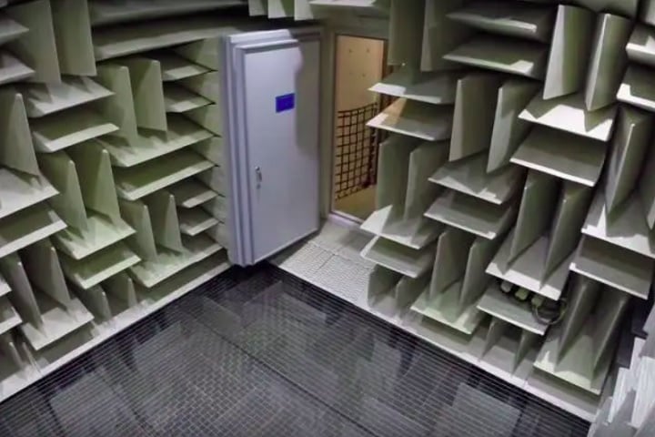 Até hoje, o recorde de tempo que uma pessoa conseguiu permanecer na sala é de apenas 55 minutos, alcançado alcançado graças a um grande treinamento psicológico.