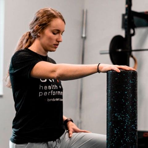 Com isso, melhoram as funções motoras. Por exemplo, exercícios em piscina (hidroterapia) e com utilização da prancha ortostática (posição em que a pessoa fica ereta, sobre seus pés, com os braços estendidos paralelos ao corpo). 