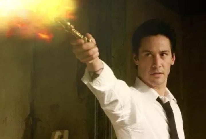 Uma legião de fãs vive a expectativa pela sequência de Constantine Em fevereiro de 2025, Keanu confirmou que, após uma década tentando a sequência, ele, o diretor Francis Lawrence e o roteirista Akiva Goldsman finalmente apresentaram uma ideia à DC Studios — que deu sinal verde para a escrita do roteiro . 
