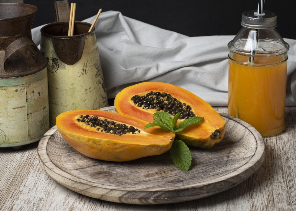 Esses compostos atuam como filtros naturais da luz e ajudam a manter a integridade dos tecidos dos olhos ao longo do tempo. Por ser uma fruta de baixo teor calórico e rica em fibras, o mamão também pode ser um aliado no controle do peso corporal.