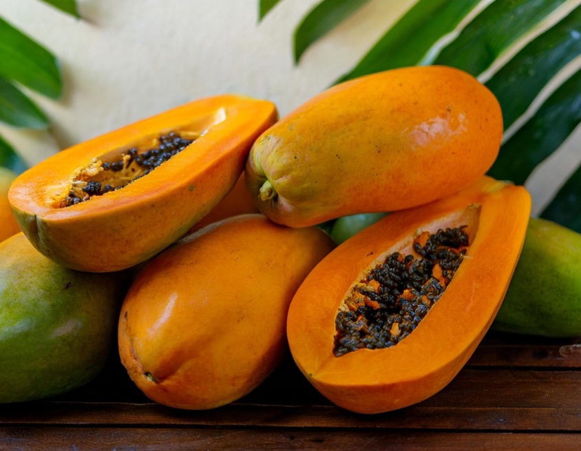 Ambos podem ser consumidos ao natural ou em receitas variadas como sucos, vitaminas, doces, saladas e até mesmo em pratos salgados. Além da polpa, as sementes do mamão também têm utilidade na alimentação, sendo consumidas com moderação em iogurtes e saladas.