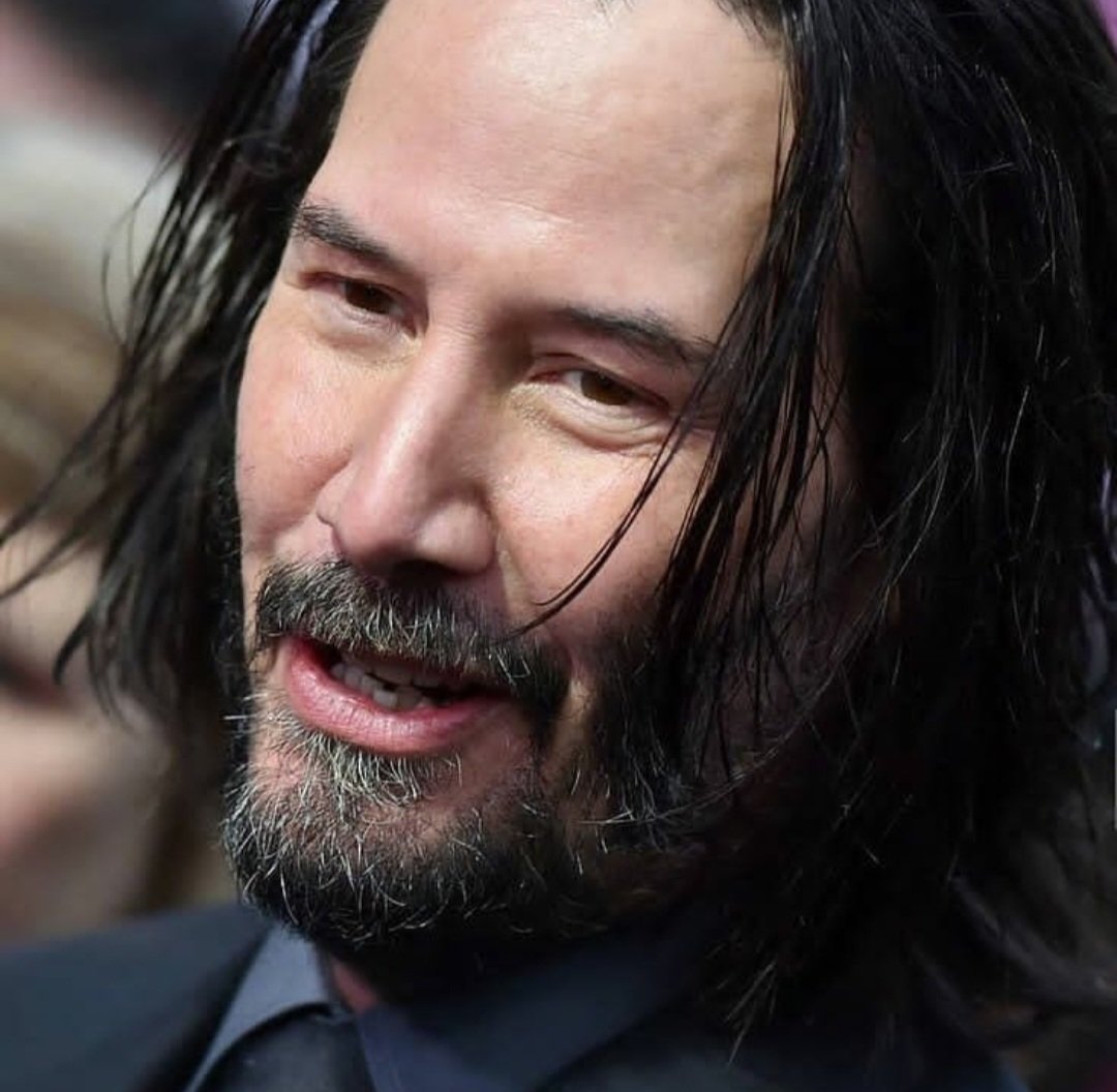 Nunca digo nunca, 'Meu coração também diz isso, mas não sei se meus joelhos aguentam. Recentemente, em um painel comemorativo, ele revelou que o esforço para encarnar o protagonista da ação foi bastante exigente. 
