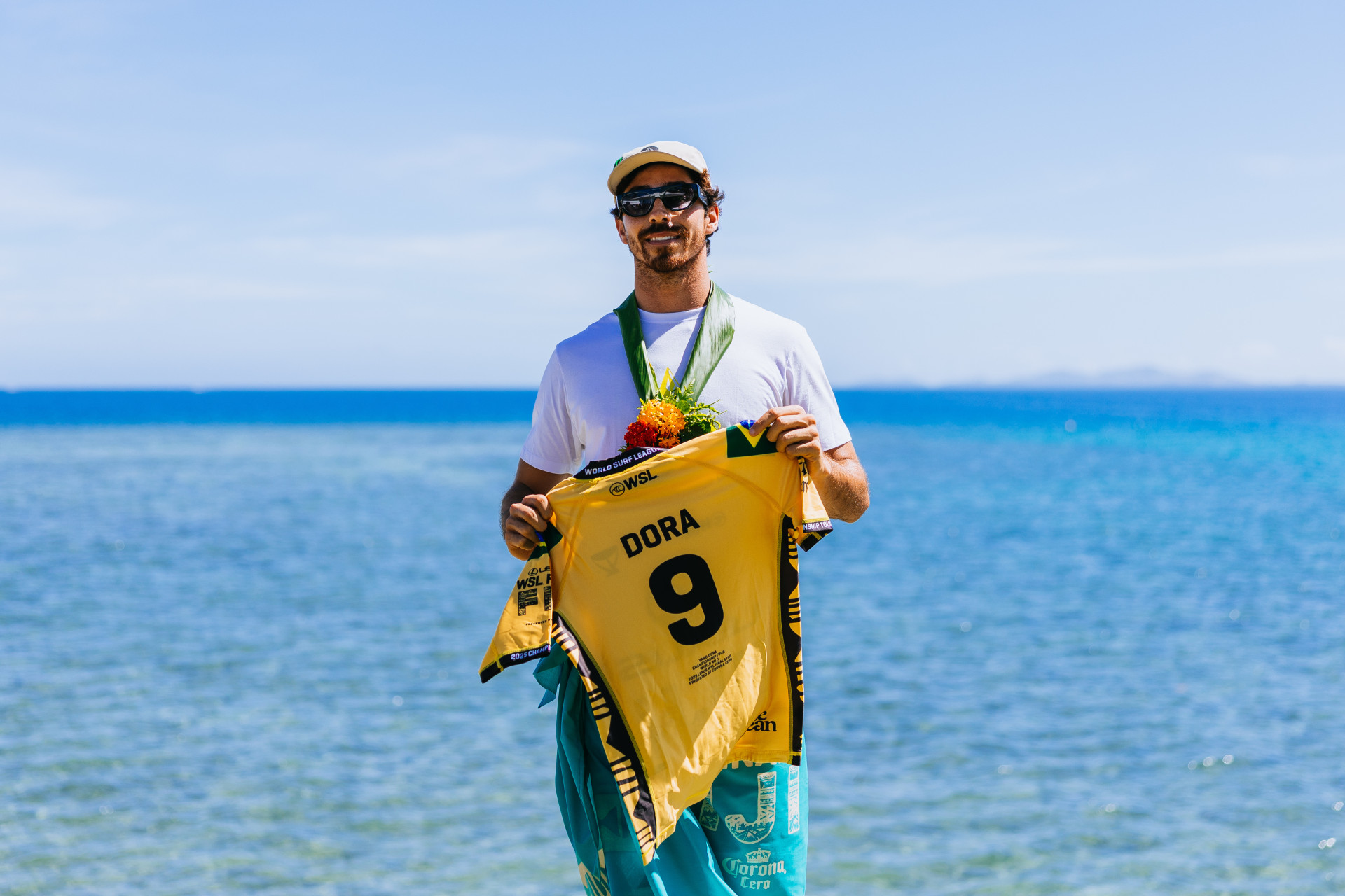 Imagem do surfista brasileiro Yago Dora, atual campe&atilde;o mundial da WSL de surfe 2025